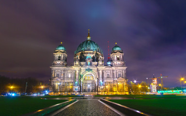 Fototapeta na wymiar Katedra w Berlinie nocą