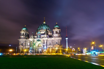 Berliner Dom bei Nacht © FSEID