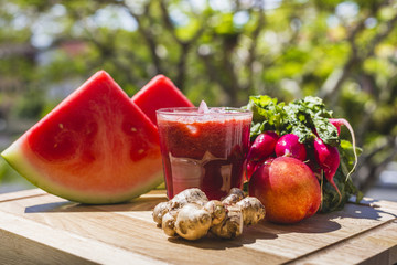 Red fruit and vegetable juice