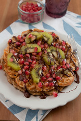 Waffeln mit Schokolade und Früchten