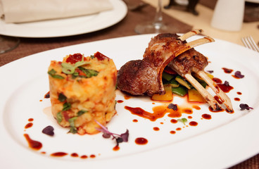 Grilled rack of lamb with potatoes and vegetables
