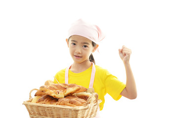 パンを持つ笑顔の女の子
