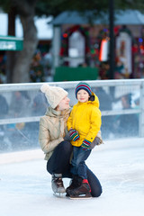 Naklejka premium family ice skating