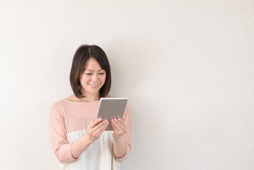 Fototapeta premium タブレットPCを使う女性