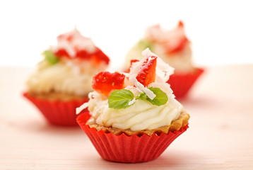 Tart with strawberries, mascarpone, mint and coconut