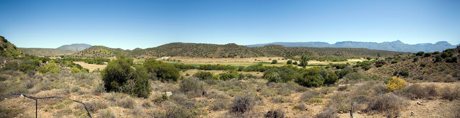 Fototapeta na wymiar Suchych Karoo krajobraz pokazano charakterystyczne wzgórza