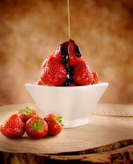 Fragole su legno di Pino