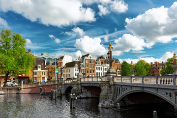 Fototapeta na wymiar Amsterdam z kanałem w centrum miasta, w Holandii.