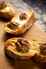 Crostini with walnuts and cheese
