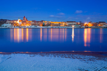 Obraz premium Winter scenery of Grudziadz at Vistula river in Poland