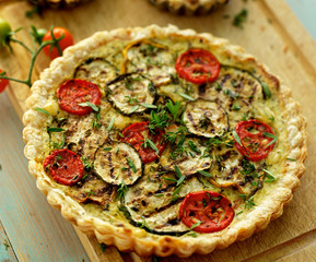 Zucchini quiche with tomato and herbs