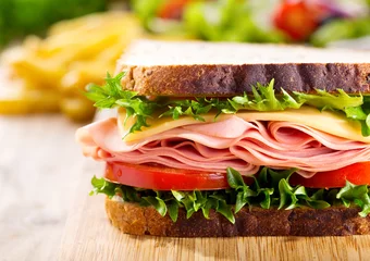 Selbstklebende Fototapeten Sandwich mit Speck und Gemüse © Nitr