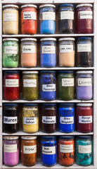 Schraubgläser mit Farbpigmenten auf einem Markt in Marokko