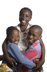 Drei afrikanische Kinder halten sich im Arm