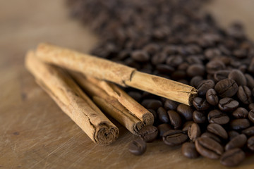 Granos de café y canela