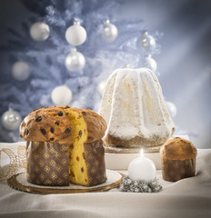 Panettone e pandoro con decorazioni natalizie
