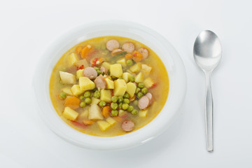 Gemüsesuppe mit Würstchen
