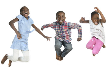 Drei afrikanische Kinder springen vor Freude in die Luft - 59211331
