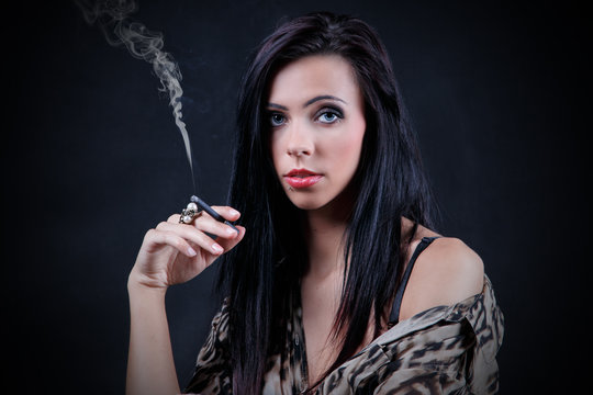Kobieta z papierosem, dym