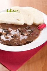 Beef slices with cranberries and red wine