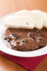 Beef slices with cranberries and red wine