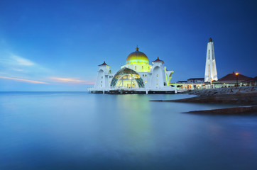 Fototapeta na wymiar the floating mosque