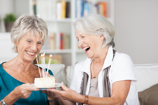 zwei seniorinnen feiern geburtstag