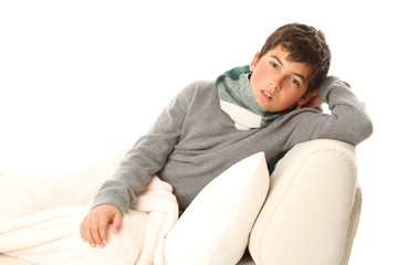 Fototapeta premium Junge auf der Couch