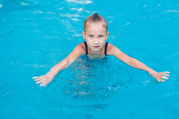 Fototapeta na wymiar Cute little girl in swimming pool