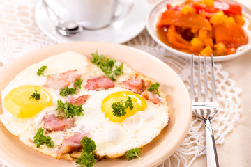 Fried eggs, bacon and sweet pepper