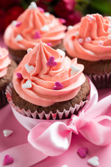 Mit Zuckerherzen dekorierte Cupcakes