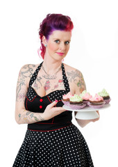 Lächelnde Frau mit köstlichen Cupcakes