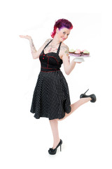 Lachende junge Frau serviert Cupcakes