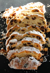 Christstollen aufgeschnitten - Hochformat