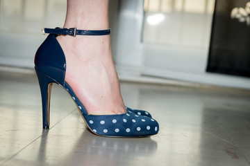 Chaussures bleues à pois blanc