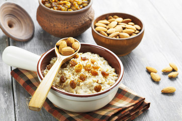 Oatmeal with almonds and raisins