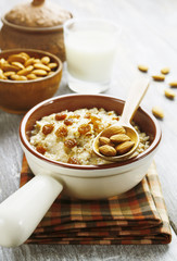 Oatmeal with almonds and raisins