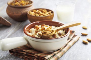 Oatmeal with almonds and raisins