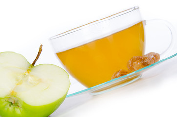 angeschnittener apfel mit teeglas