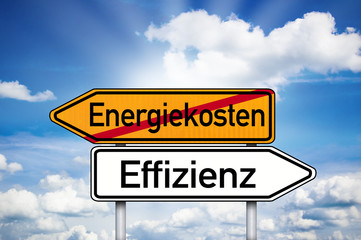 Wegweiser mit Energiekosten und Effizienz