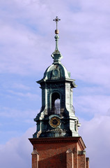 Fototapeta na wymiar Wieże Bazyliki archidiecezji gnie¼nieńskiej.