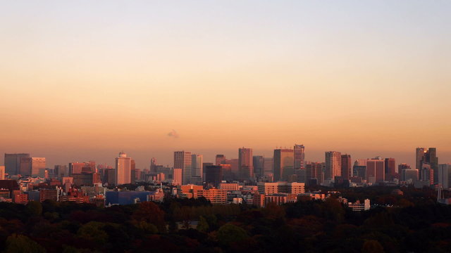 ドラマチックな美しい夕日が映える東京都心の街並　インターバル撮影