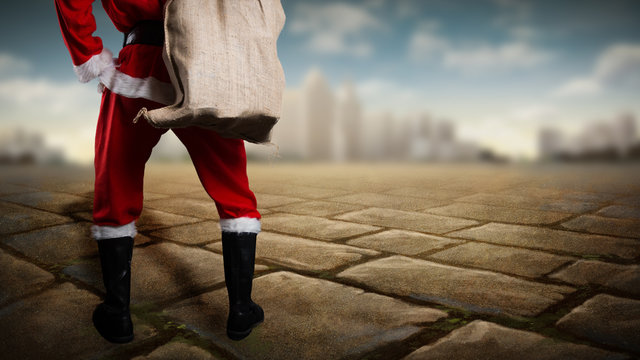 Weihnachtsmann steht vor einer Stadt