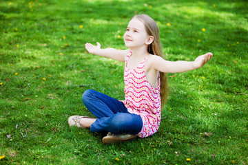 Fototapeta premium Little girl in park