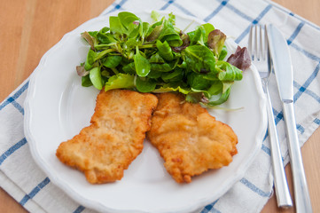 Wiener Schnitzel mit Salat