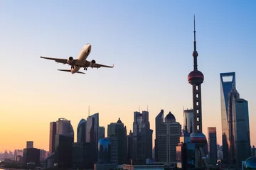 Crédence de cuisine en verre imprimé Shanghai horizon de la ville moderne avec avion