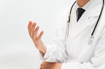 説明する白衣の男性の医者