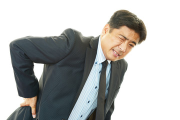 腰痛を訴えるビジネスマン