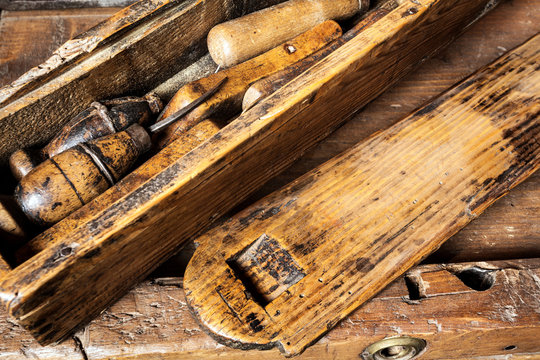 vecchi utensili per lavorazione legno