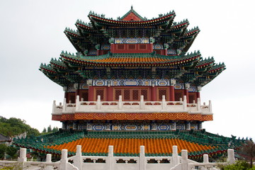 Fototapeta na wymiar Buddyjskiej świątyni na Heavenly góry. Zhangjiajie. Chiny